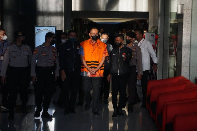 Rafael Alun Trisambodo mengenakan rompi tahanan usai menjalani pemeriksaan di Gedung KPK, Jakarta, Senin (3/4/2023). Foto: Iqbal Firdaus/kumparan