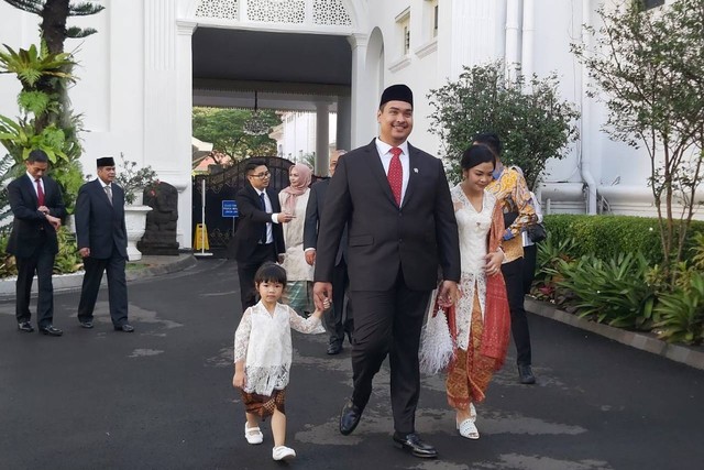 Menpora Dito Ariotedjo usai mengikuti pelantikan di Kompleks Istana Kepresidenan, Jakarta, Senin (3/4/2023).  Foto: Nadia Riso/kumparan