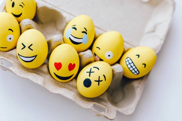Ilustrasi downward smile artinya (Pexels).