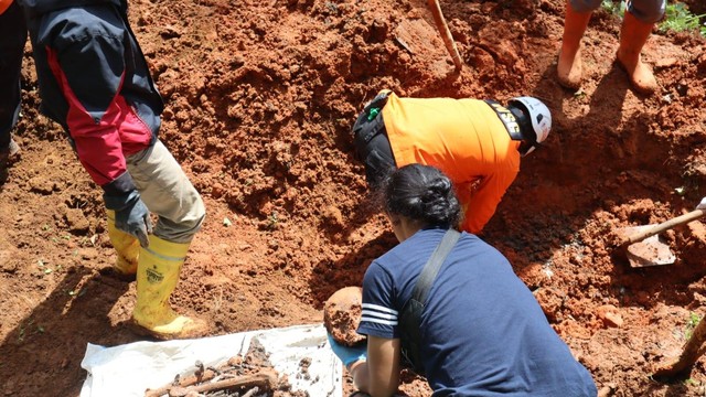 Penemuan tulang belulang diduga 10 korban dukun pengganda uang asal Banjarnegara. Foto: Dok. Istimewa