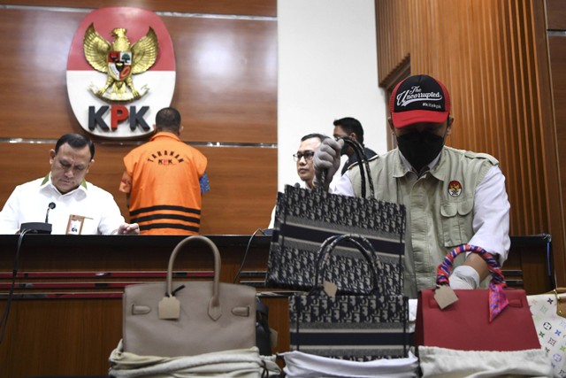 Penyidik KPK menunjukkan barang bukti dari tersangka kasus gratifikasi Rafael Alun Trisambodo saat konferensi pers di Gedung Merah Putih KPK, Jakarta, Senin (3/4/2023).  Foto: M Risyal Hidayat/ANTARA FOTO