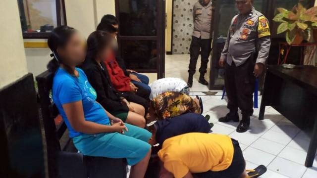 Hukuman cium tangan diberikan polisi untuk anak-anak yang memposting foto sedang memegang senjata tajam di media sosial. 