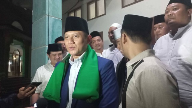 Ketua Umum Partai Demokrat Agus Harimurti Yudhoyono (AHY) mengunjungi pondok pesantren Ash-Shodiqiyah Kaligawe, Kota Semarang, Senin (3/4). Foto: Intan Alliva Khansa/kumparan