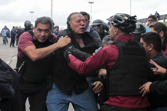 Menteri Keamanan provinsi Buenos Aires, Sergio Berni (tengah) terluka usai dihajar sopir bus yang demo soal keselamatan. Foto: Andres Pelozo/AFP