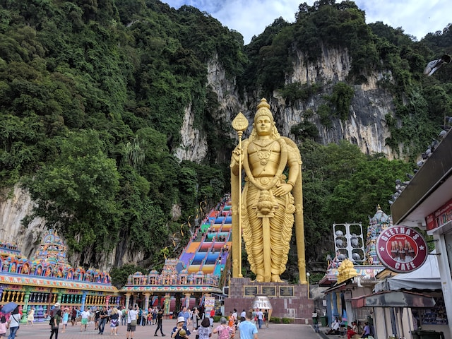 Ilustrasi Batu Caves. Sumber: unsplash.com.