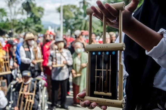  Cara Memainkan Angklung untuk Pemula. Sumber: KumparanTRAVEL.