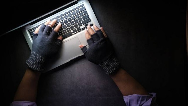 Kejahatan siber, kejahatan di jagat maya yang semakin berkembang di era serba online, (Gambar: Unsplash)