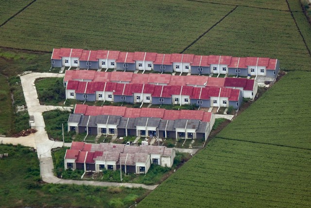 Foto udara sebuah kompleks perumahan yang sedang dibangun di Kabupaten Bekasi, Jawa Barat, Senin (3/4/2023). Foto: Aditya Pradana Putra/ANTARA FOTO