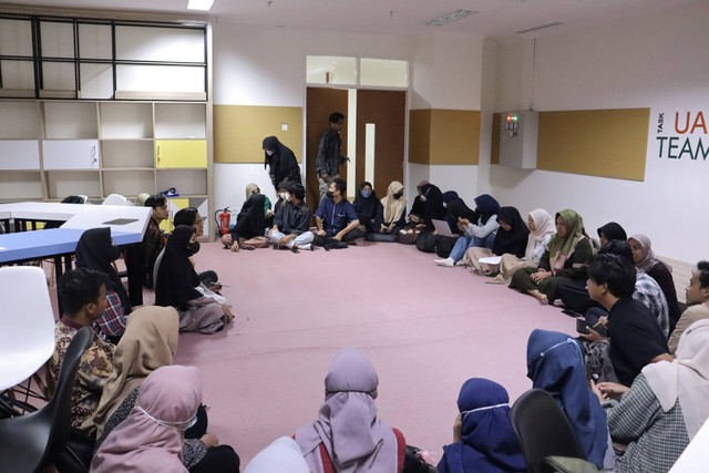 Sesi diskusi Departemen Sosial dan Pemberdayaan Mahasiswa dan Agama Islam HMPS se-FAST Universitas Ahmad Dahlan (UAD) (Foto: Istimewa)