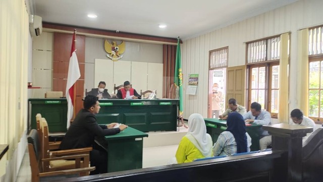 Sidang lanjutan pra peradilan di PN Pangkalan Bun, Selasa (4/4/2023). Dalam sidang dipimpin hakim Widana Anggara Putra ini dihadiri saksi-saksi, saksi ahli dan kuasa hukum dari pihak pemohon dan termohon. Foto: Lukman Hakim/InfoPBUN