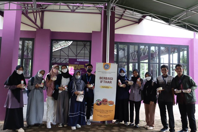 Agrianita SKHB IPB University Berbagi Iftar Gratis untuk Mahasiswa