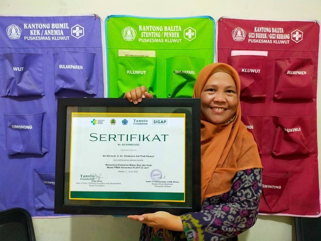 Siti Kholisoh, S.Gz, ahli gizi puskesmas Kluwut Bulakamba Brebes, Ia mendedikasikan hidupnya untuk kesehatan masyarakat Desa Kluwut. 