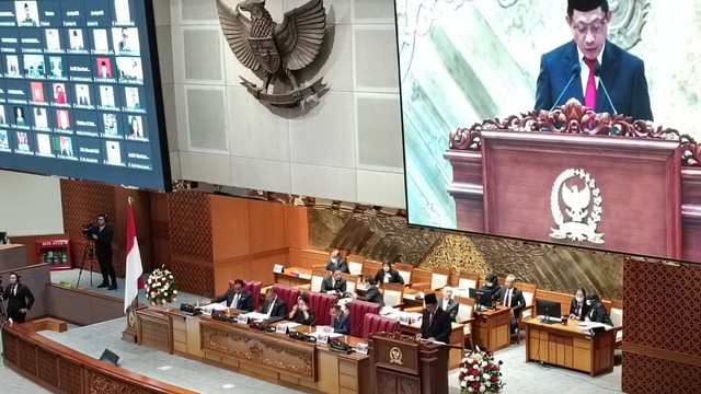 DPR dan pemerintah setujui Perppu Pemilu dan UU 8 Provinsi Sumut hingga Bali di Rapat Paripurna, Selasa (4/4/2023). Foto: Zamachsyari/kumparan