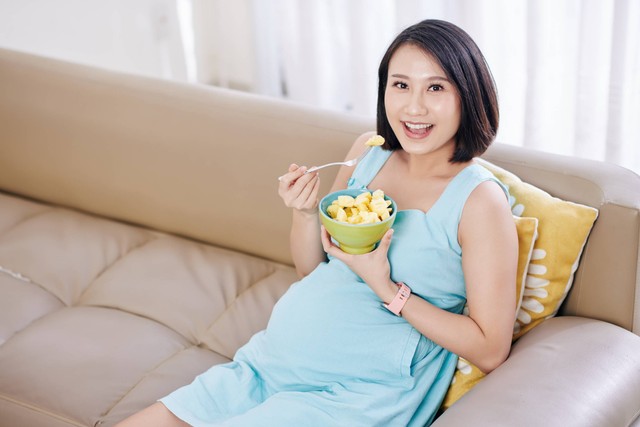 Ilustrasi ibu hamil makan sayuran. Foto: Dragon Images/Shutterstock