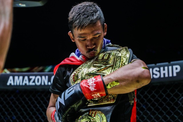 Superlek Kiatmoo9 berhasil mempertahankan gelar Juara Dunia ONE Flyweight Kickboxing di ONE Fight Night 8. Foto: ONE Championship