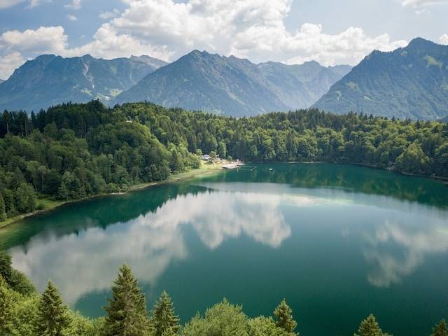 Danau tiga warna di pulau Flores. Sumber: unsplash.com