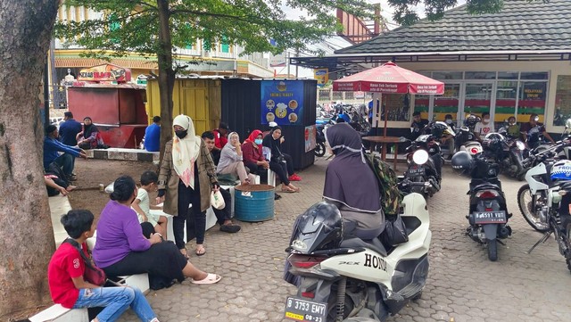 Meski pengobatan dibatalkan, warga tetap datang ke Kostrad Depok, Selasa (4/4/2023). Foto: Dok. Istimewa