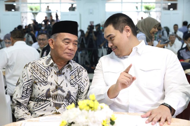 Plt Menpora Muhadjir Effendy bersama Ario Bimo Nandito Ariotedjo alias Dito Ariotedjo jelang sertijab di Wisma Kemenpora, Jakarta, Selasa (4/4/2023). Foto: Jamal Ramadhan/kumparan