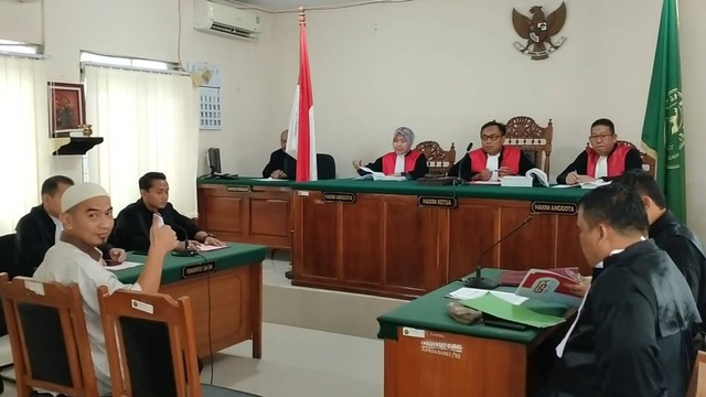 Sugeng (mengacungkan jempol) saat sidang perdana hendak digelar. Dok: Istimewa.