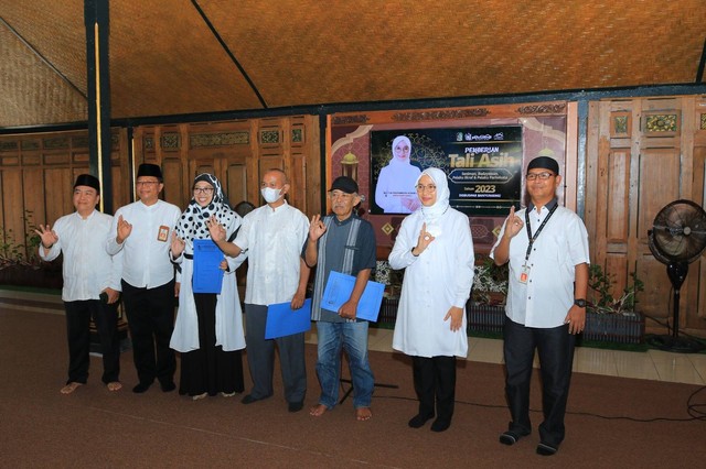 Bupati Banyuwangi bersama Kepala Dinas Kebudayaan dan Pariwisata Banyuwangi memberikan tali asih.