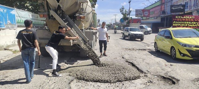 Bambang cs saat mengecor jalan. Dok: Ist.