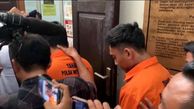 Mario Dandi Satrio, tersangka penganiayaan David Ozora keluar setelah diperiksa sebagai saksi atas terdakwa AG dari ruang pemeriksaan di PN Jaksel, Selasa (4/4/2023). Foto: Luthfi Humam/kumparan
