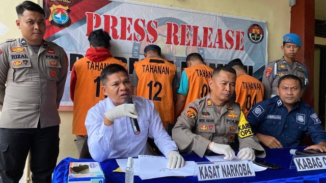 Polresta Mamuju merilis pengungkapan kasus penyalahgunaan narkoba. Foto: Sugiarto Albert/SulbarKini