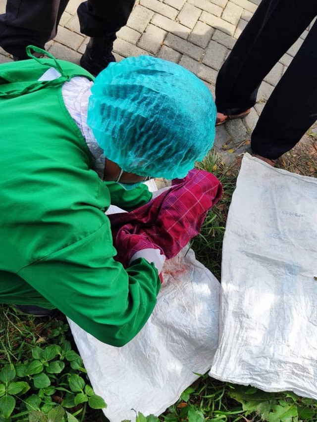 Sesosok mayat bayi laki-laki yang ditemukan di Desa Buluroto, Kecamatan Banjarejo, Kabupaten Blora. Selasa (04/04/2023). (Foto: Dok Istimewa)