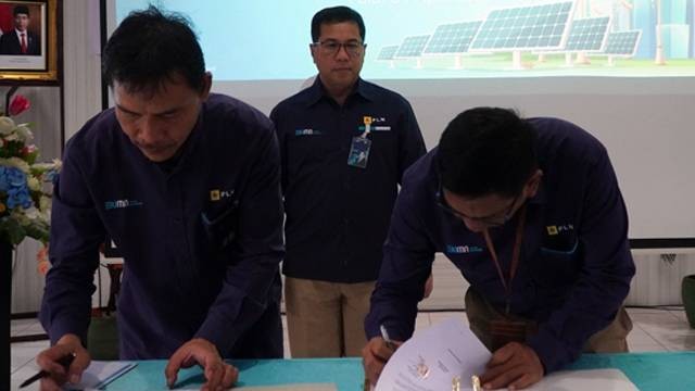 General Manager PLN UID Suluttenggo, Ari Dartomo menyaksikan penandatanganan serah terima jabatan manager UP3 Manado dan Palu.