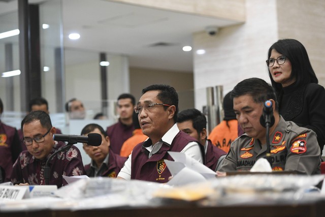 Dirtipidum Bareskrim Polri Brigjen Pol Djuhandani Rahardjo Puro (tengah) bersama Karo Penmas Divisi Humas Polri Brigjen Pol Ahmad Ramadhan (kanan) dan Direktur Perlindungan WNI dan BHI Kemenlu Judha Nugraha (kiri) memberikan keterangan pers. Foto: Hafidz Mubarak A/Antara Foto