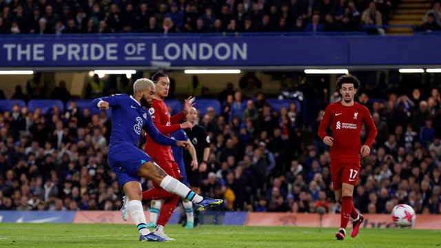 Reece James mencetak gol yang dianulir di laga Chelsea vs Liverpool dalam lanjutan Liga Inggris 2022/23 di Stadion Stamford Bridge, London, Rabu (5/4/2023) dini hari WIB. Foto: Action Images via Reuters/Andrew Couldridge