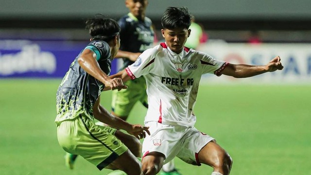 Arkhan Kaka (kanan) saat membela Persis Solo kontra Persib Bandung dalam laga pekan ke-32 Liga 1 2022/23 di Stadion Pakansari, Bogor, pada Selasa (4/4/2023). Foto: Instagram/@persisofficial