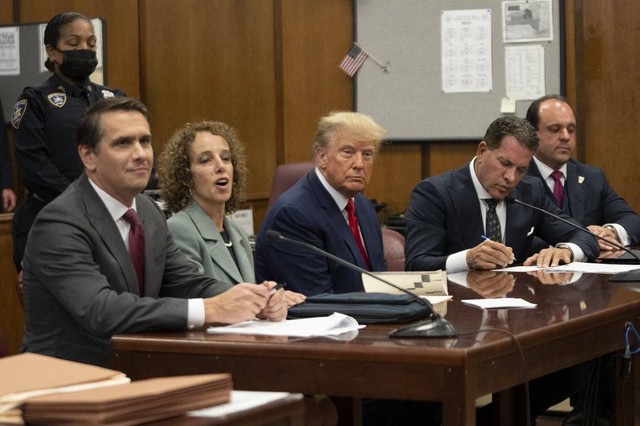 Mantan Presiden AS, Donald Trump, menjalani sidang pertama di Pengadilan Kriminal Manhattan, New York. Foto: AFP