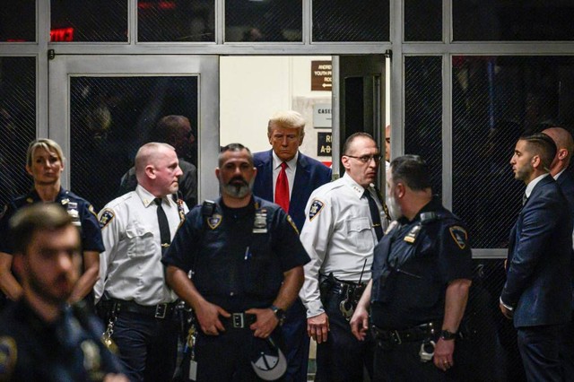 Mantan Presiden AS, Donald Trump, menjalani sidang pertama di Pengadilan Kriminal Manhattan, New York. Foto: AFP