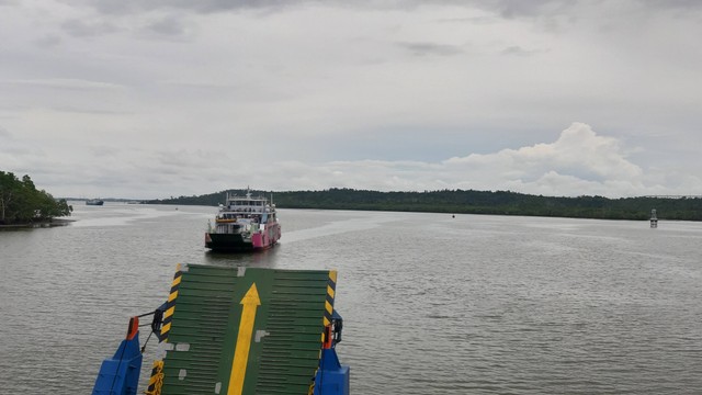 Penyeberangan kapal feri Penajam-Kariangau. Foto: Indry Riskya.