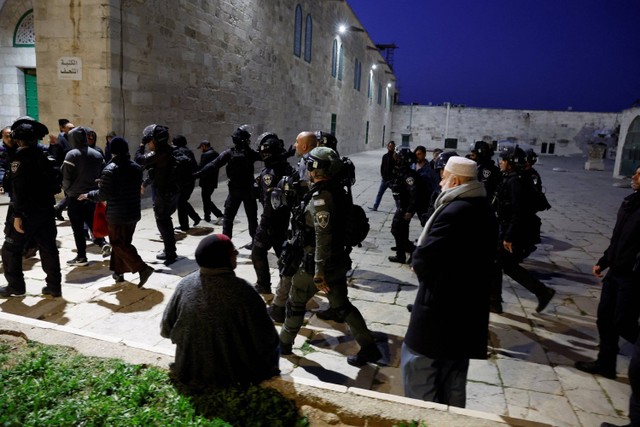 Polisi perbatasan Israel berjaga di kompleks Masjid Al-Aqsa, Rabu (5/4/2023). Foto: Ammar Awad/REUTERS