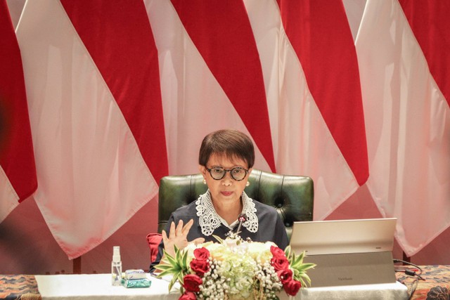 Menlu Retno Marsudi memberikan keterangan  terkait Keketuaan Indonesia pada ASEAN 2023 di Ruang Nusantara Kemenlu, Jakarta, Rabu (5/4/2023).
 Foto: Jamal Ramadhan/kumparan