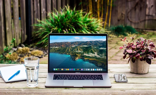 Cara Mengganti Wallpaper Laptop Windows dan Macbook. Foto: Unsplash/Bram Naus.