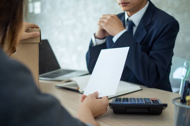Ilustrasi mengajukan surat pengunduran diri. Foto: Shutterstock