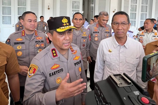 Kapolda Metro Jaya Irjen Pol Karyoto dan Pj Gubernur DKI Jakarta Heru Budi Hartono di Balai Kota DKI Jakarta, Rabu (5/4). Foto: Haya Syahira/kumparan