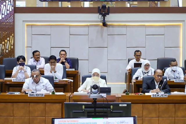 Menteri Ketenagakerjaan Ida Fauziyah dalam Rapat Kerja dengan Komisi IX DPR RI di Gedung Nusantara I Senayan, Jakarta, Senin (3/4/2023). Foto: Kemnaker