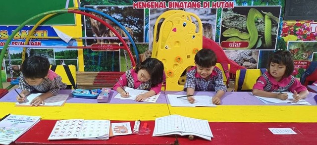 Kegiatan belajar mengajar di salah satu Taman Kanak-kanak (TK) di Surabaya. Kini pembelajaran siswa PAUD maupun TK harus dibuat dengan model pembelajaran yang menyenangkan tanpa dibebani calistung. Foto: Dok. Basra