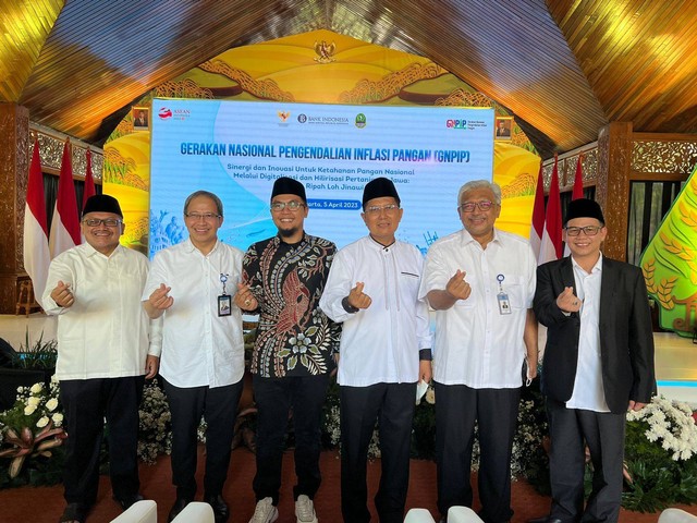Pesantren Cendekia Amanah, Depok yang diasuh oleh Kiai Cholil Nafis mendapat penghargaan dari Menteri Perekonomian dan Gubernur Bank Indonesia sebagai pesantren pelopor ketahanan pangan. Foto: Dok. Istimewa