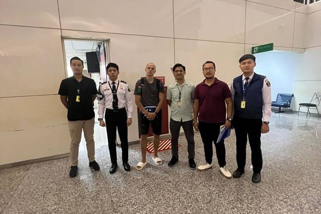 WN Rusia Telanjang di Gunung Agung, Bali, dideportasi. Foto: Imigrasi Ngurah Rai
