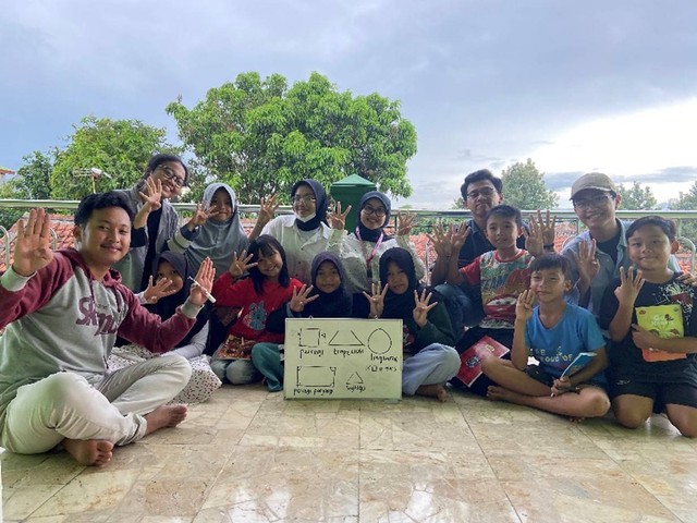 Cerdaskan Anak Desa Lingkar Kampus, UKM IPB Mengajar Luncurkan Program IMBLINKS