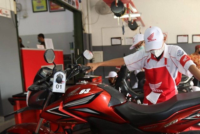 cek kondisi kendaraan motor di AHASS. Foto: Dok. Astra Kalbar