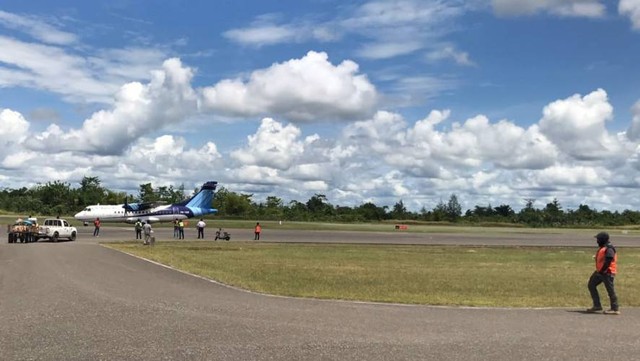 Penerbangan di Bandara Goliat Nop Dekai Yahukimo. Foto: Polda Papua 