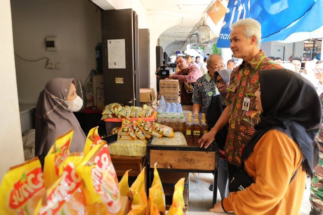 Gubernur Jateng Ganjar Pranowo meninjau harga bahan pokok di Pasar Johar Kota Semarang, Jateng, Rabu (5/4/2023). Foto: Dok. Istimewa