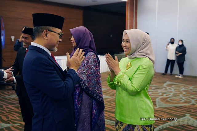 Menteri Perdagangan Zulkifli Hasan (kiri) melantik Jabatan Pimpinan Tinggi Madya dan Pratama (eselon I dan II), Rabu (5/4) di Kantor Kementerian Perdagangan, Jakarta. Foto: Dok. Mendag