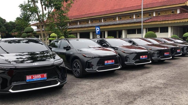 Penyerahan mobil listrik Toyota bZ4X untuk 8 pejabat di Riau. Foto: Dok. Istimewa